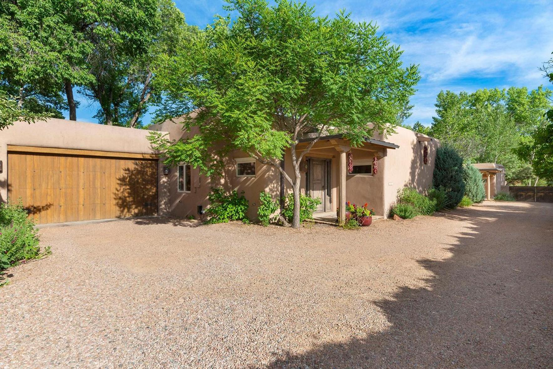1121 E Alameda St Holiday home