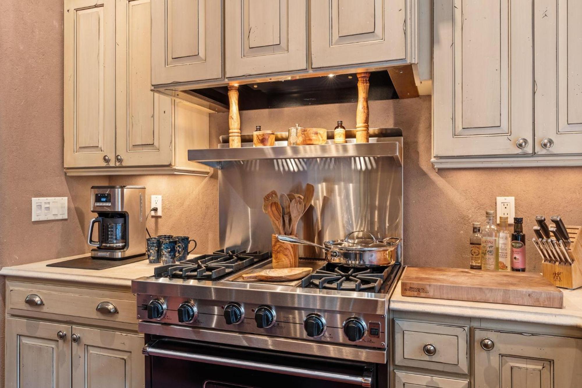 1121 E Alameda St Holiday home